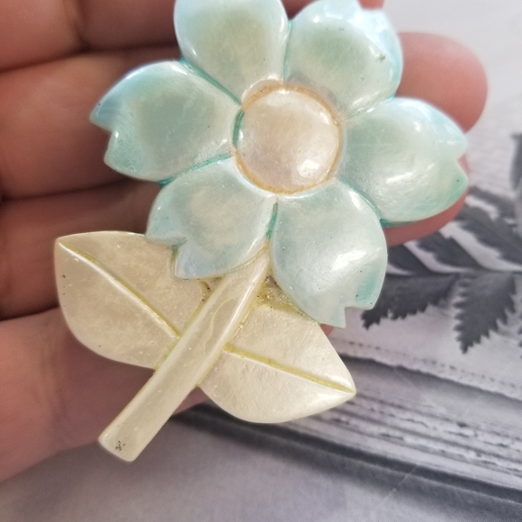 Cute VTG Flower Brooch - Picture 3 of 7